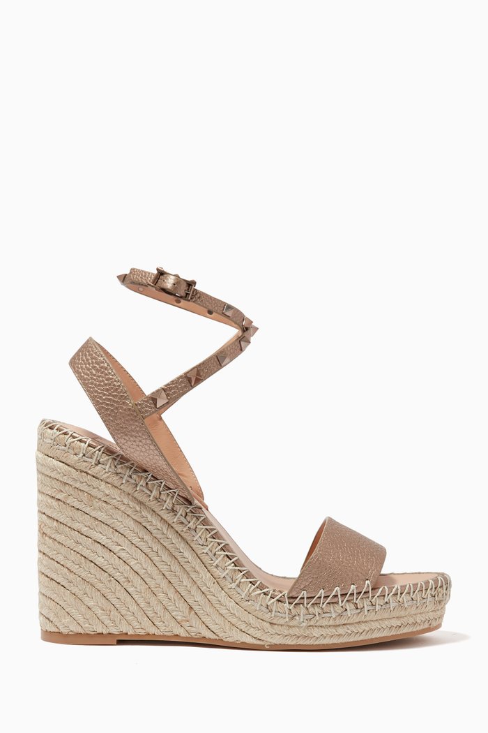 

Valentino Garavani Rockstud Wedge Sandals in Metallic Leather, Gold