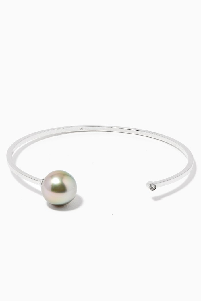 

Akila Pearl Hammered Bangle in 18kt White Gold, Silver