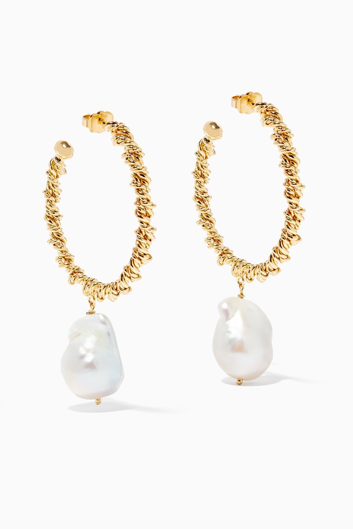 

Twisted Wires Pearl Hoop Earrings in 18kt Gold-Plated Brass