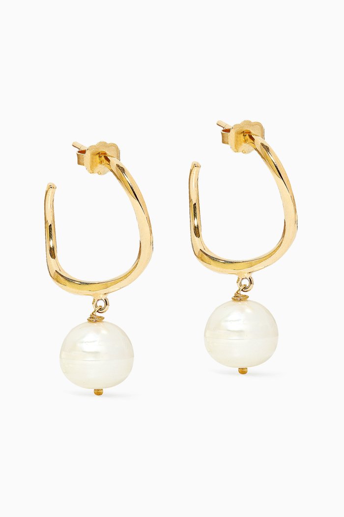 

Feminine Waves Pearl Hoop Earrings in 18kt Gold-Plated Brass