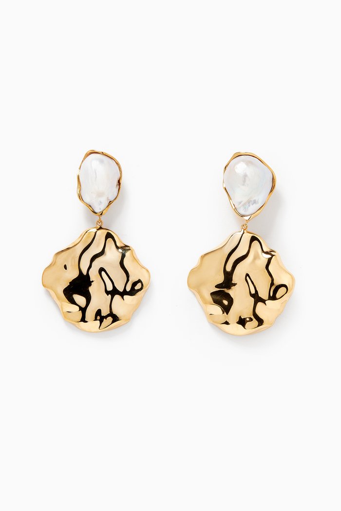 

Feminine Waves Earrings with Pearl in 18kt Gold Plated Brass