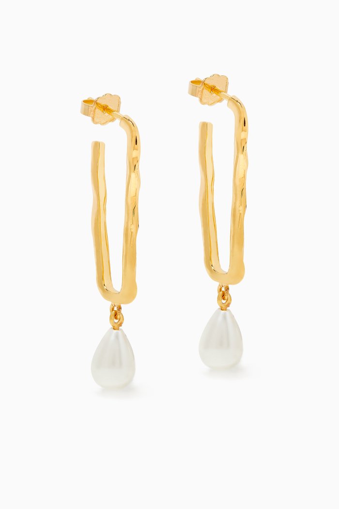 

Feminine Waves Long Hoops with Pearls in 18kt Gold-plated Brass