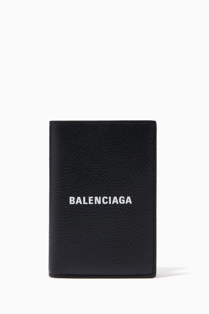 

Cash Vertical Folded Wallet in Grained Calfskin, Black