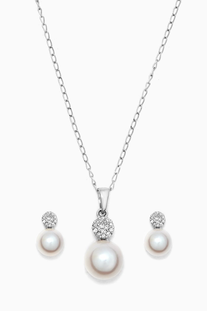 

Diamond Set with Pearls in 18kt White Gold