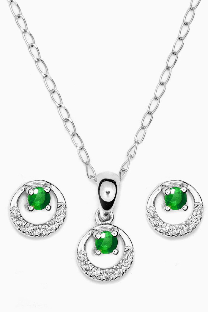 

Classic Diamond Set with Emerald in 18kt White Gold