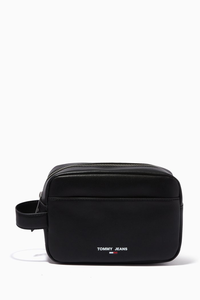 

Essential Logo Washbag in Leather, Black