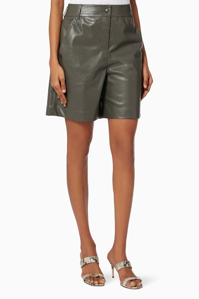 

Essenza Shorts in Faux Leather, Green