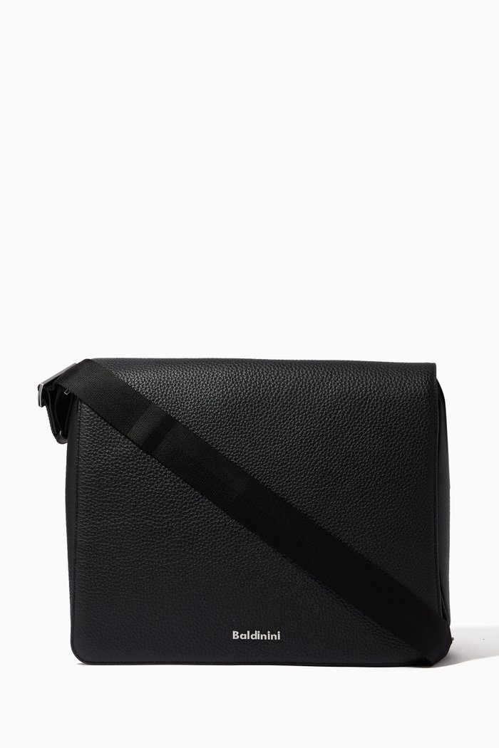 

Shoulder Bag in Grained Leather, Black