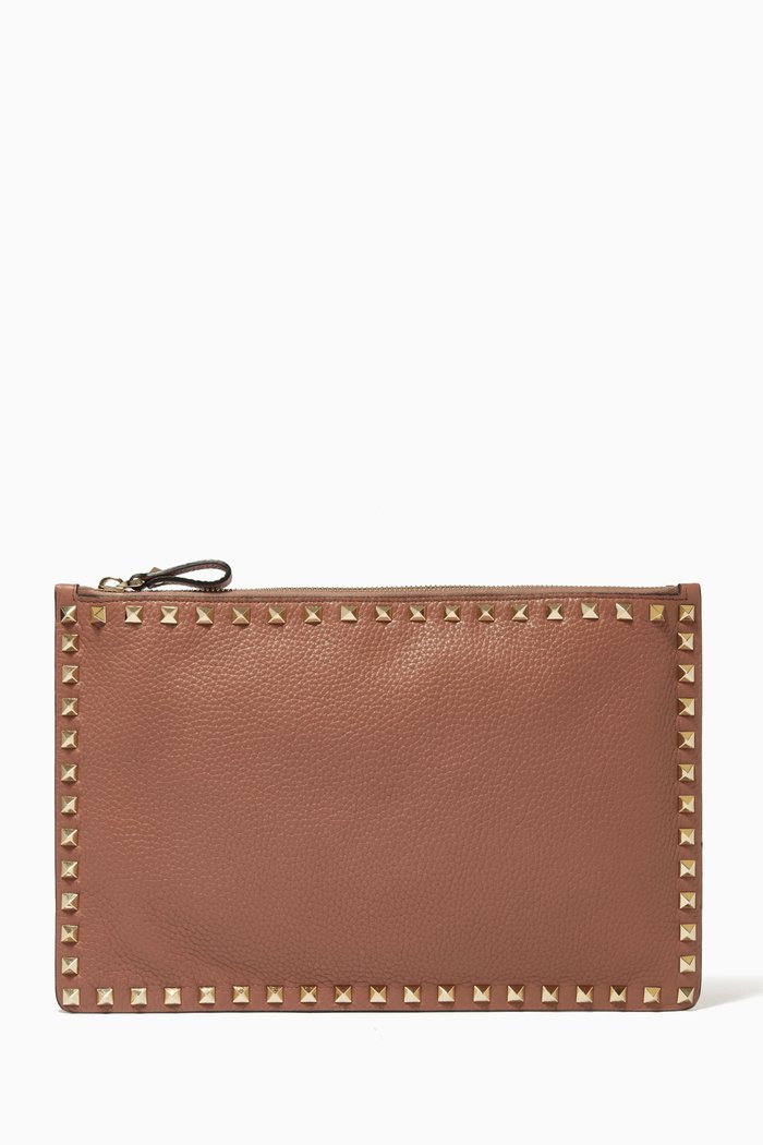 

Valentino Garavani Large Rockstud Flat Pouch in Grainy Leather, Neutral