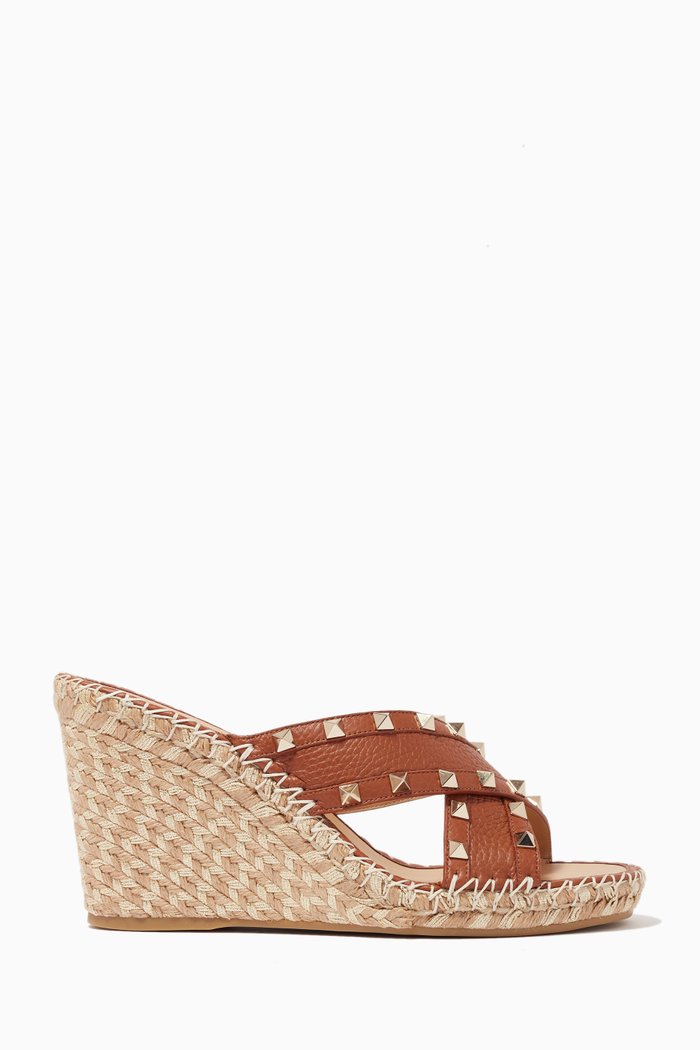 

Valentino Garavani Rockstud Wedge Mules in Leather, Brown