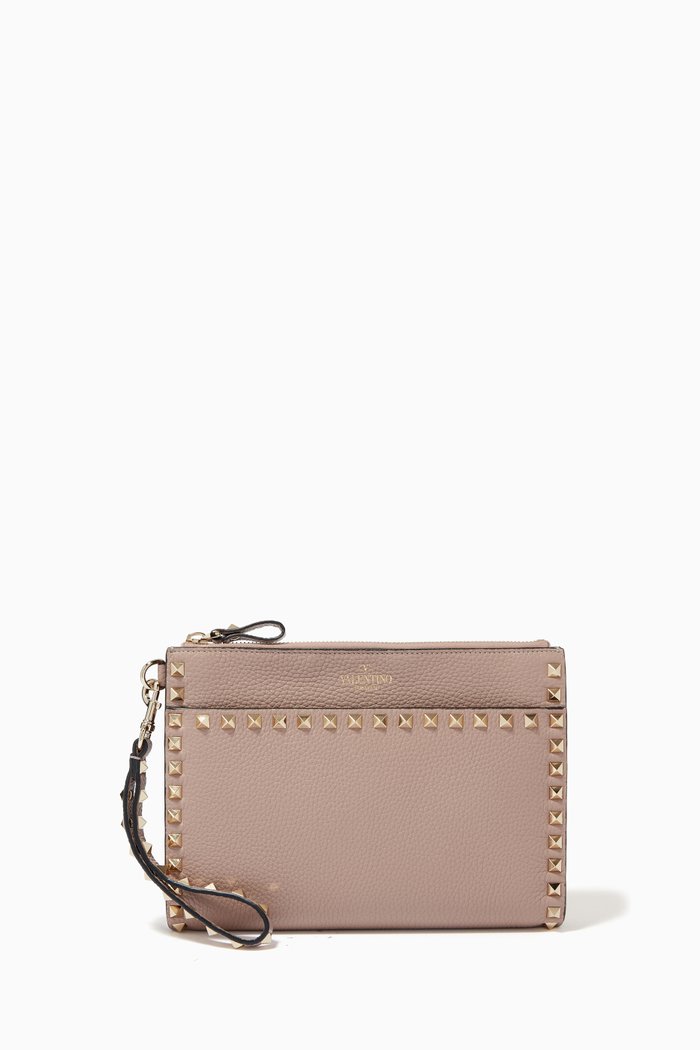 

Valentino Garavani Rockstud Medium Flat Pouch in Grainy Leather, Neutral