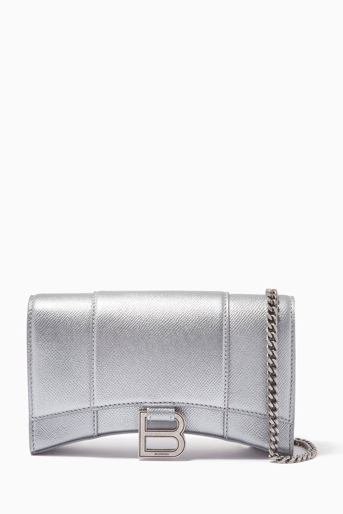 

Hourglass Wallet With Chain in Metallized Calfskin Leather, Silver