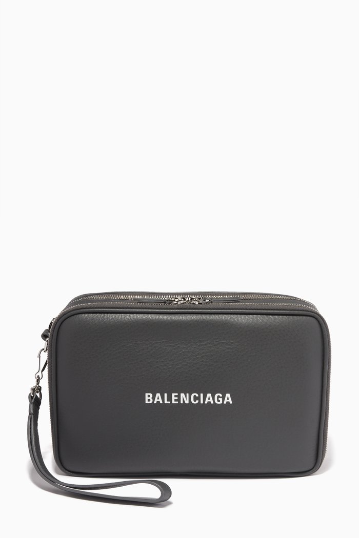

Explorer Pouch in Grained Calf Leather, Grey
