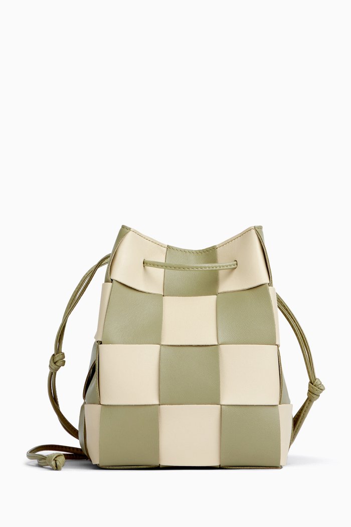 

Cassette Small Bucket Bag in Intreccio Leather, White