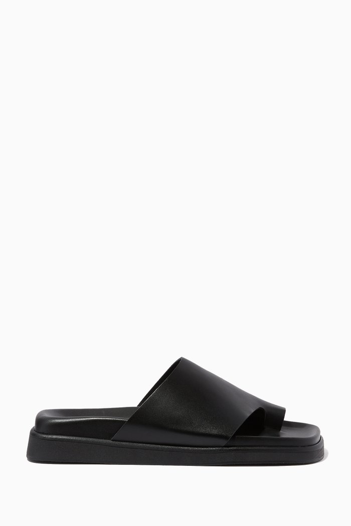 

Toe Ring Flop Sandals in Leather, Black
