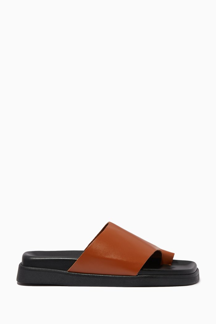 

Toe Ring Flop Sandals in Leather, Brown