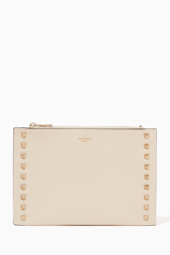 

Valentino Garavani Rockstud Medium Flat Pouch in Grainy Leather, White