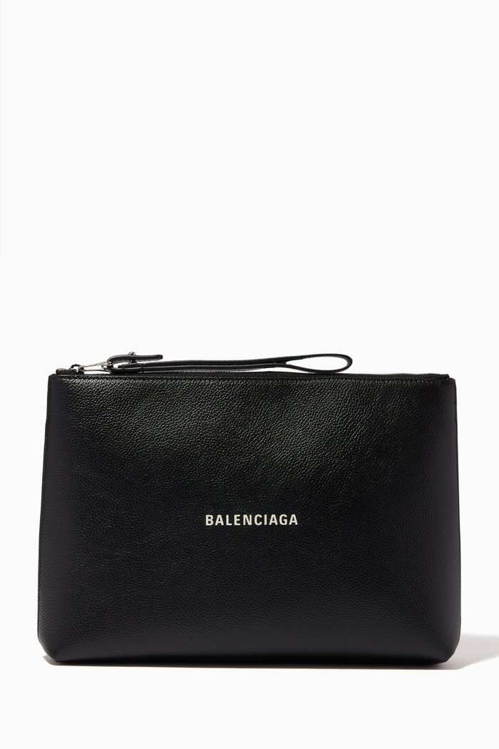 

Cash Gusset Pouch with Handle in Grained Calfskin, Black