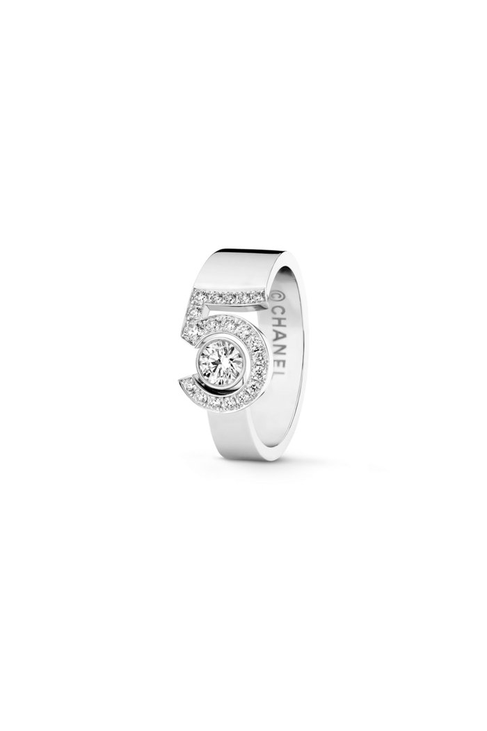 

18K white gold, diamonds