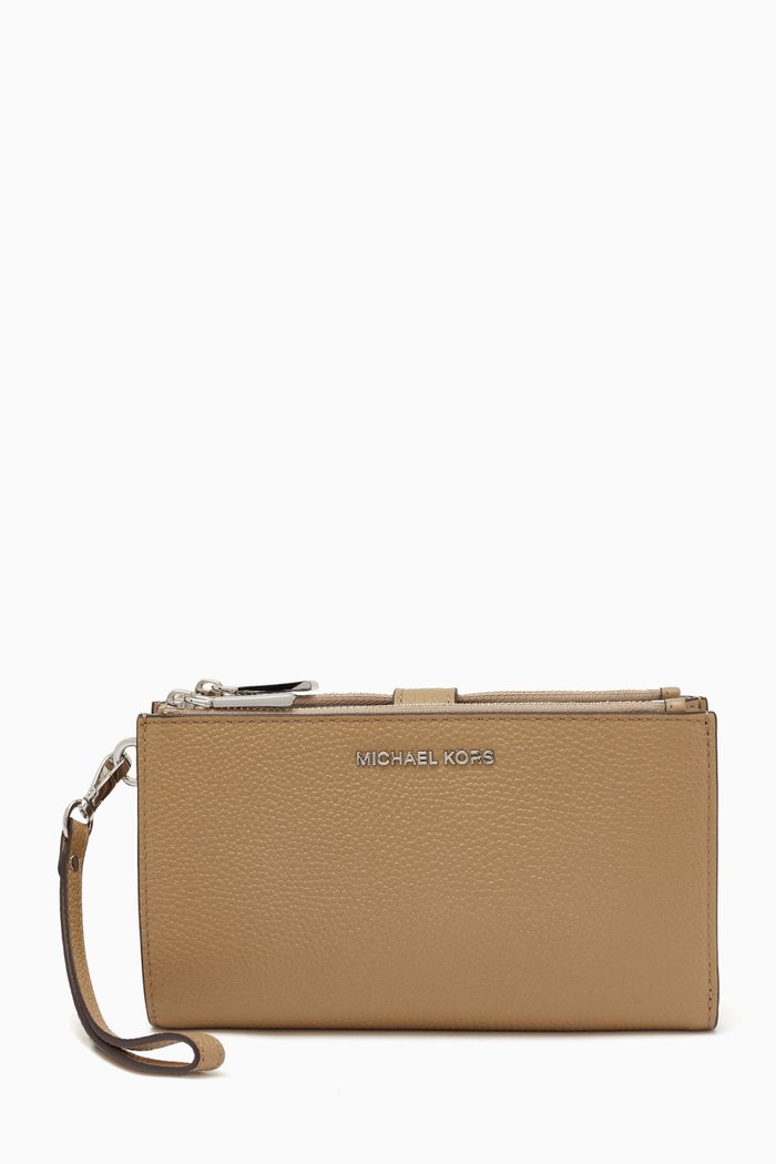 

Adele Smartphone Zip Wallet in Leather, Brown