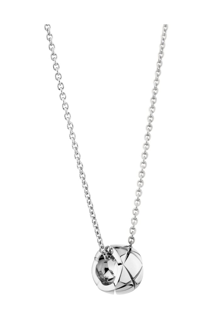 

Quilted motif, 18K white gold
