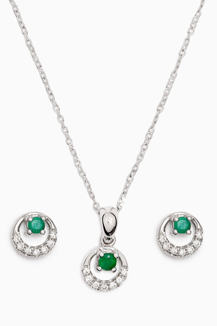 

Classic Diamond Set with Emerald in 18kt White Gold