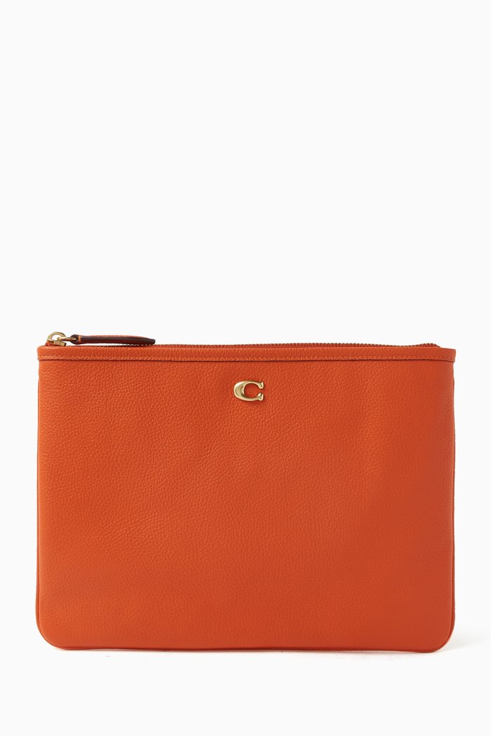 

Essential Pochette 28 in Pebbled Leather, Orange