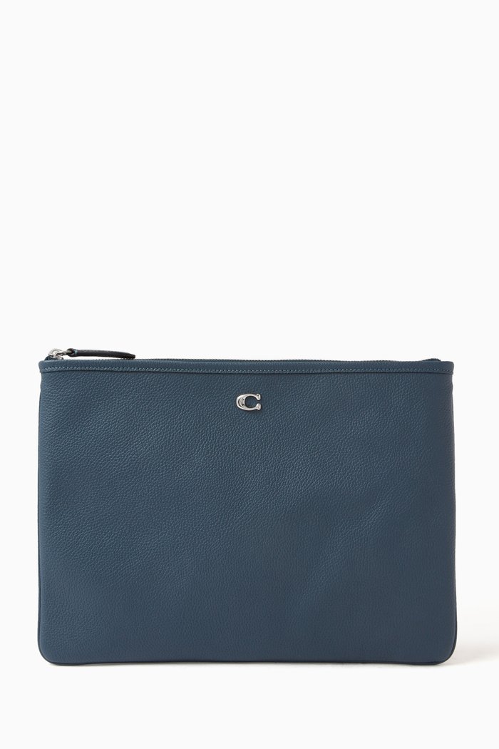 

Essential Pochette 33 in Pebbled Leather, Blue
