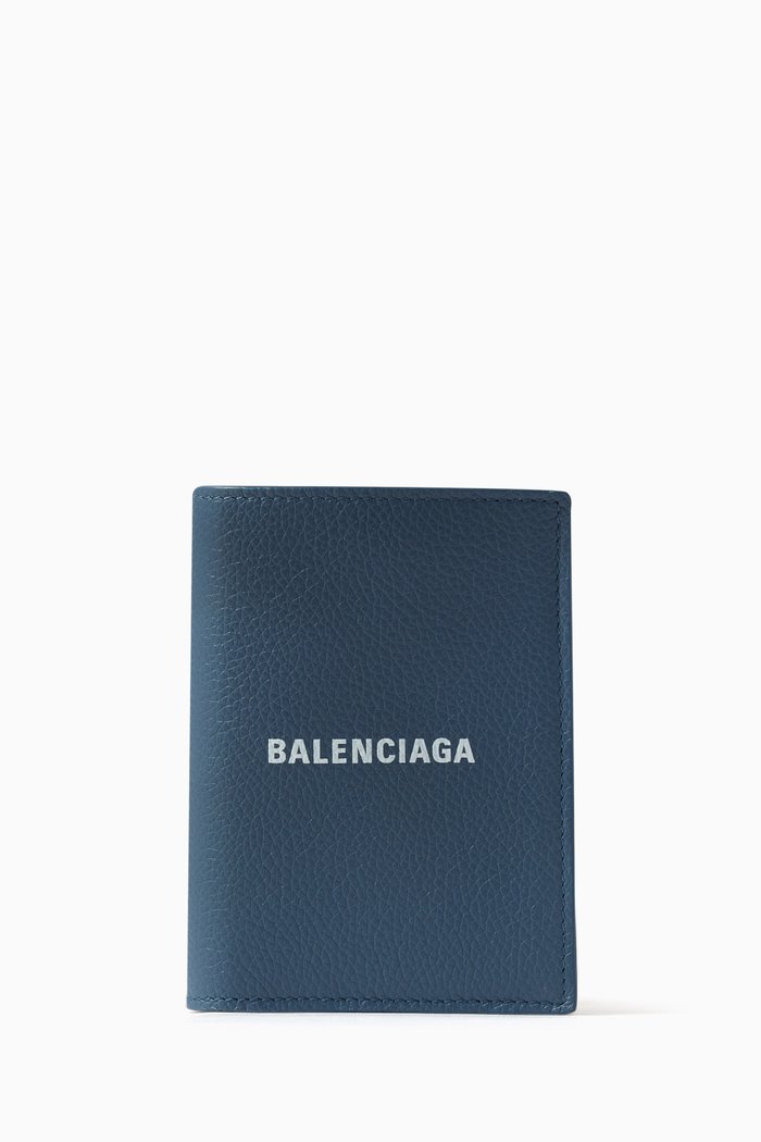

Cash Vertical Bifolded Wallet in Grained Calfskin, Blue