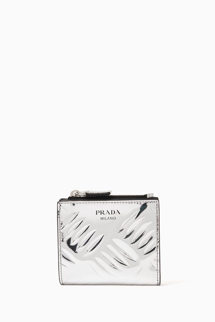 

Logo Wallet in Brushed Leather, Silver