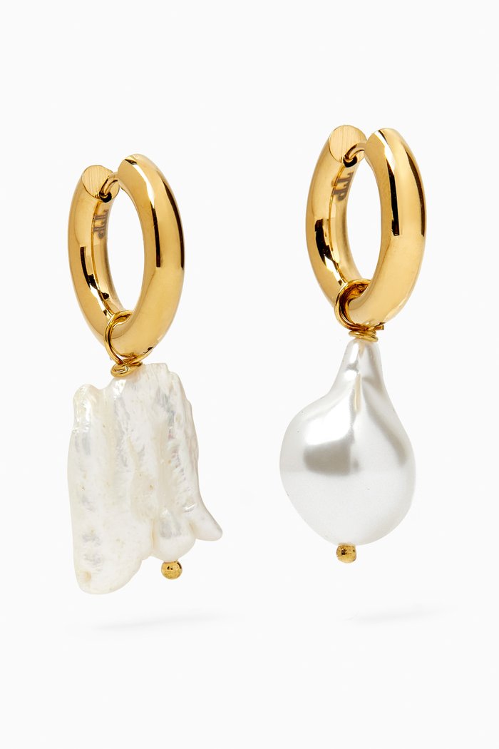 

Pearl Pendant Huggie Earrings in Gold-plated Brass, White