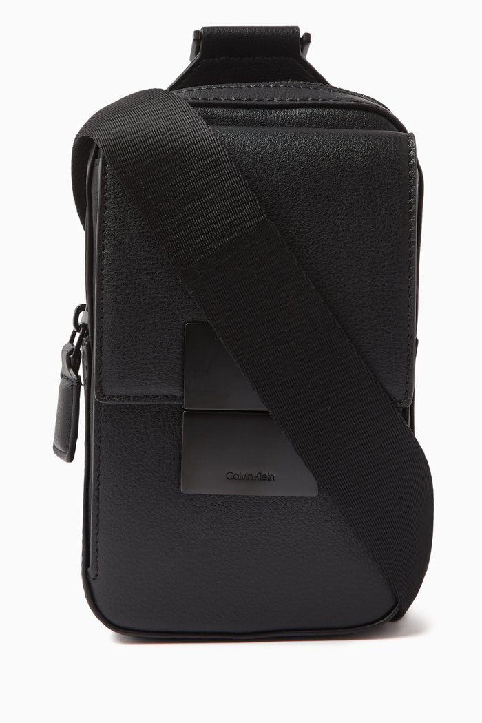 

Iconic Plaque Messenger Bag in Faux Leather, Black