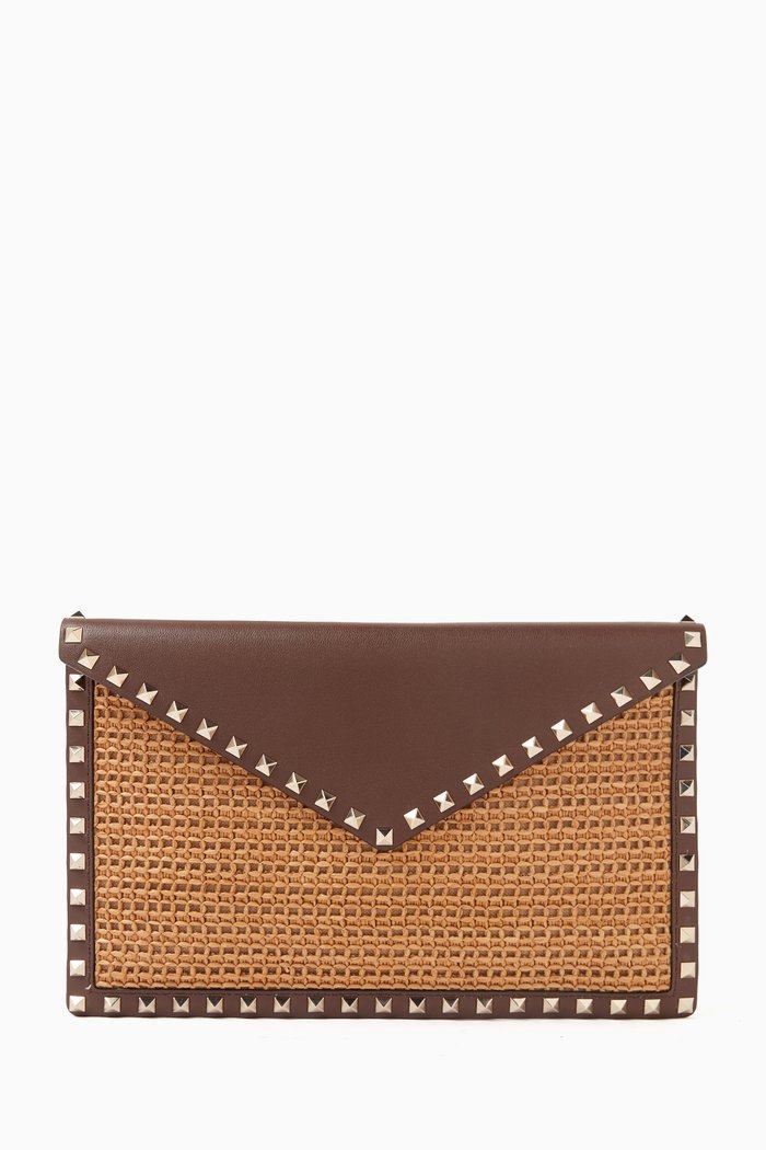 

Valentino Garavani Rockstud Large Flat Pouch in Raffia & Leather, Brown