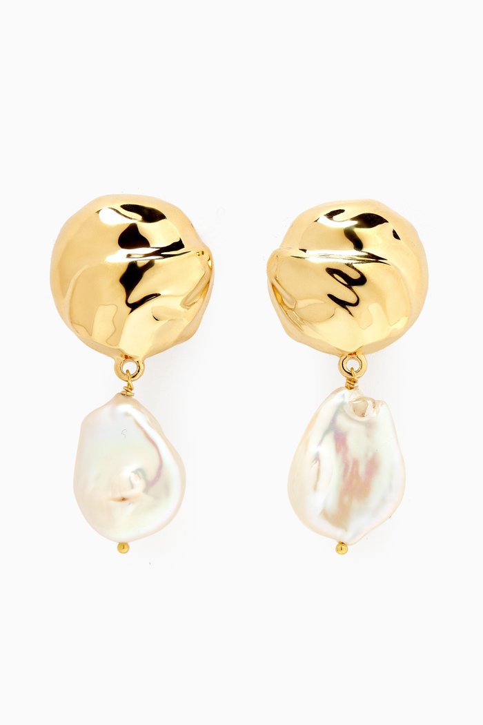 

Orb Earrings with Dangling Baroque Pearls in 18kt Gold-plated Brass, White