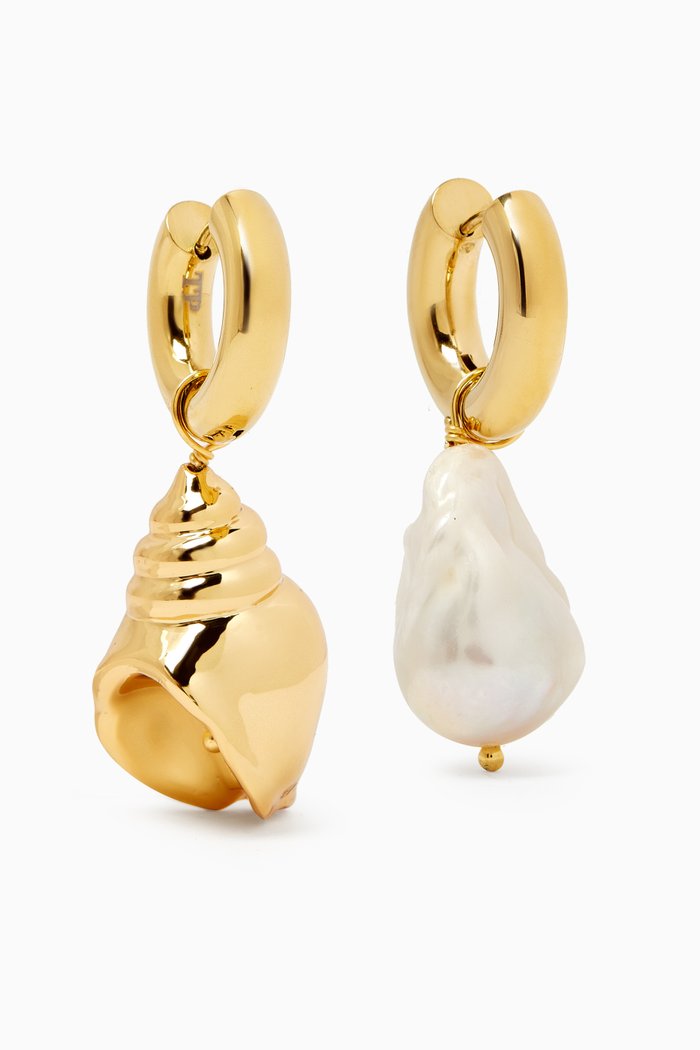 

Shell & Pearl Huggie Earrings in 14kt Gold-plated Brass, White